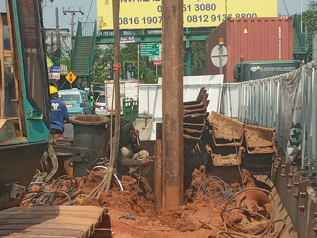 Proyek SPAM Jaringan Perpipaan di Jalan Sudirman Kota Bekasi Diduga Gunakan Besi Bekas
