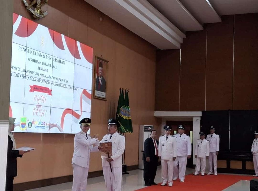 Pj Bupati Bekasi Kukuhkan dan Serahkan 172 SK Penyesuaian Periode Masa Jabatan Kepala Desa