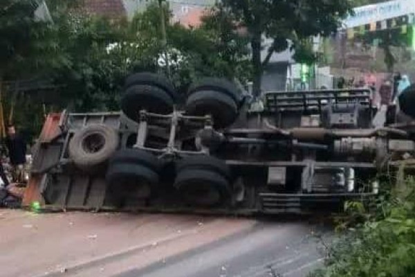 Truk Fuso Terguling di Nagrek, Kendraan Dari Arah Bandung di Alihkan Ke Garut