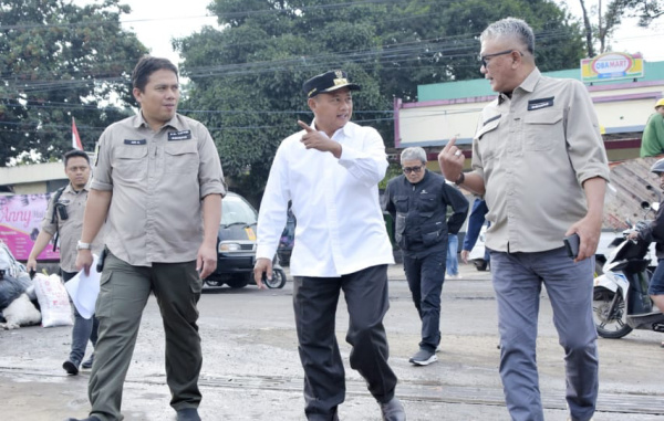 Tinjau Jalan Rusak di Cikembar, Wagub Jabar Janji Akan Diperbaiki Sepanjang 3,4 Kilometer