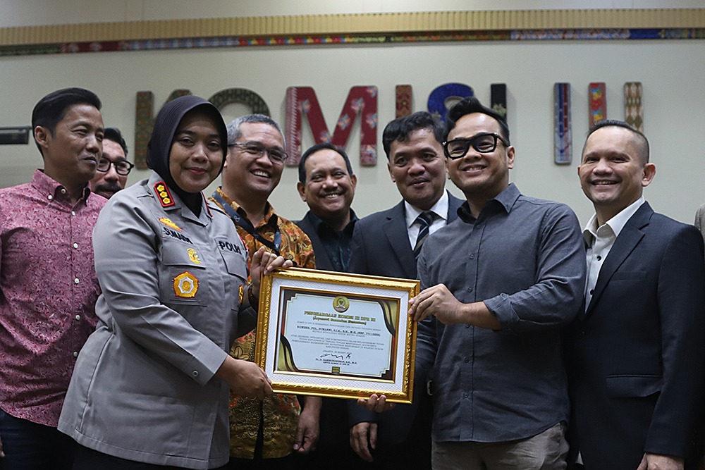 Kapolres Metro Bekasi Raih Penghargaan Aryaseva Sammana Nusantara dari DPR RI