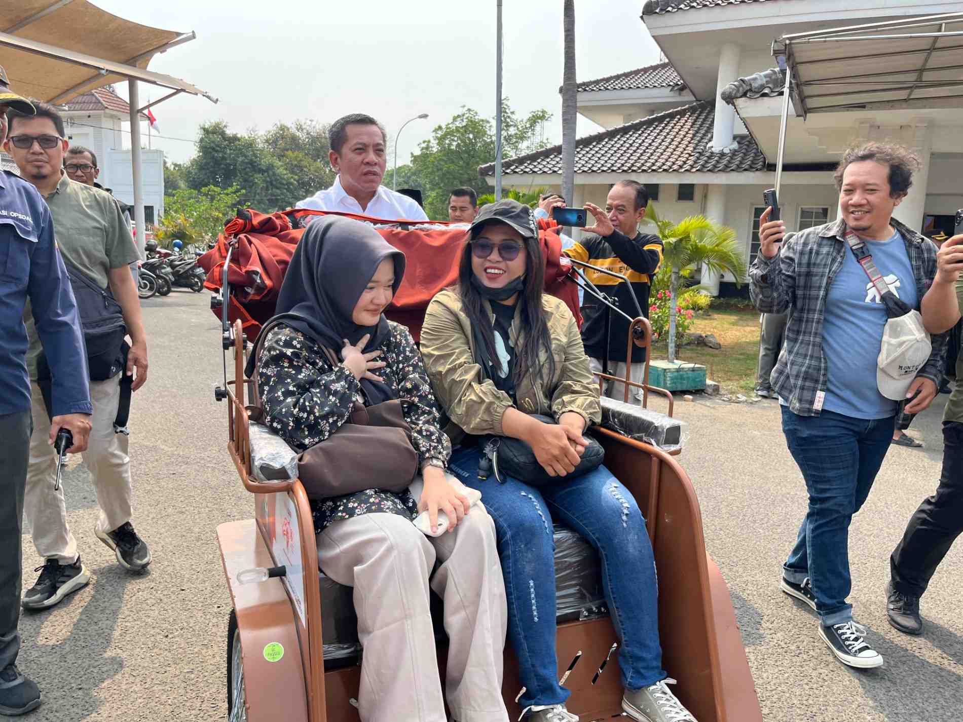Bupati Aep Uji Langsung Becak Listrik, 220 Penarik Becak Lansia di Karawang Terima Bantuan