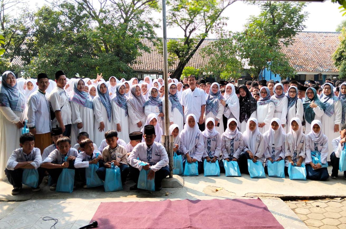 Peringati 10 Muharram, SMPN 1 Telukjambe Barat Gelar Santunan Siswa Yatim