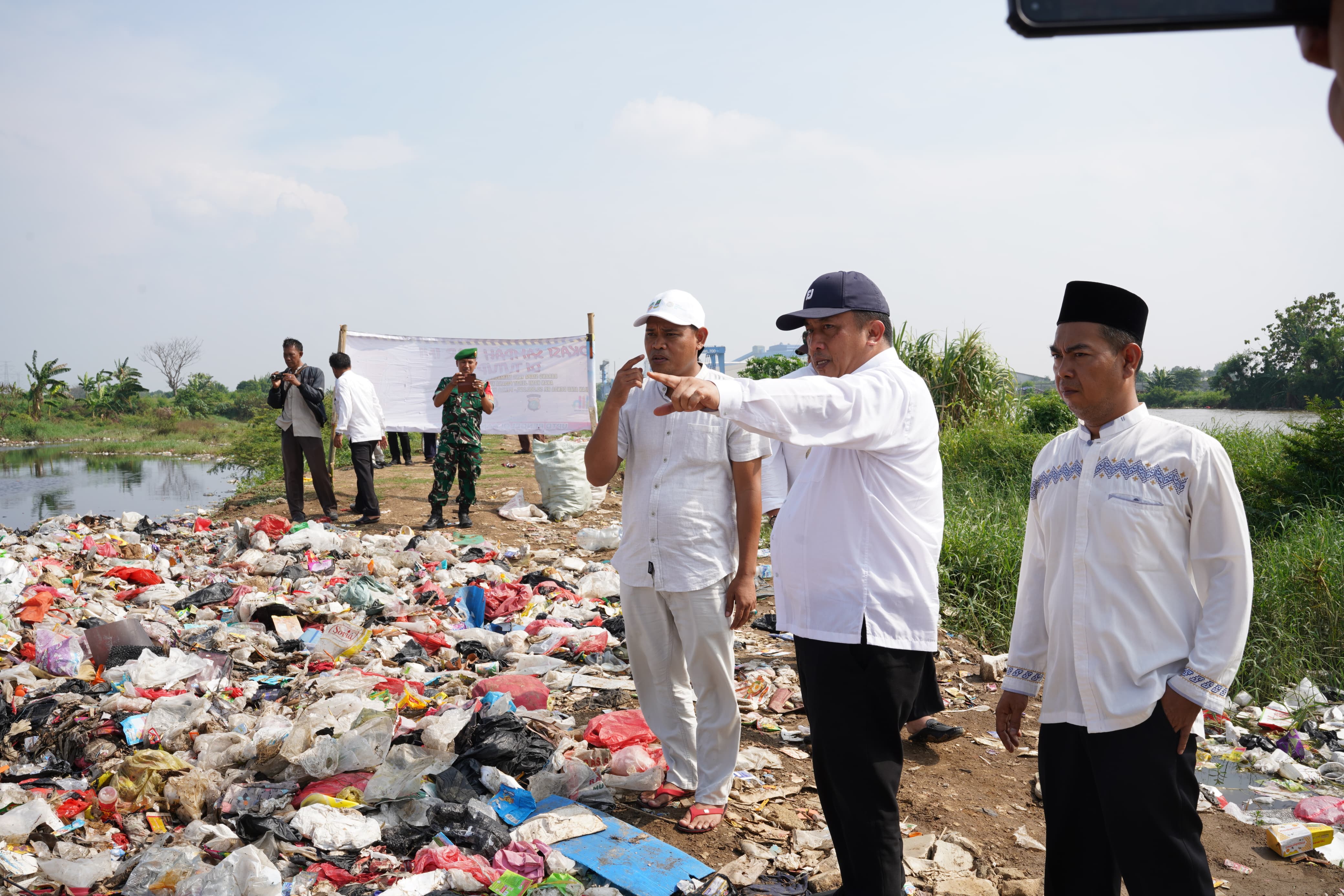 Tumpukan Sampah 200 Meter di Kali CBL, Pj Bupati Bekasi : Angkut dan Panggil Pihak Bertanggungjawab