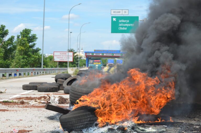Tuntut Ganti Rugi, Lagi Warga Jatikarya Kembali Blokade Jalan Tol Cimanggis-Cibitung