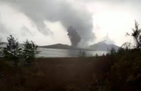 Masih Erupsi, Senin Pagi Gunung Anak Krakatau Lontarkan Abu 1.000 Meter