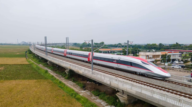 Tegangan Listrik Tinggi, PT KCIC Himbau Masyarakat Tidak Beraktivitas di Area Jalur Kereta Cepat