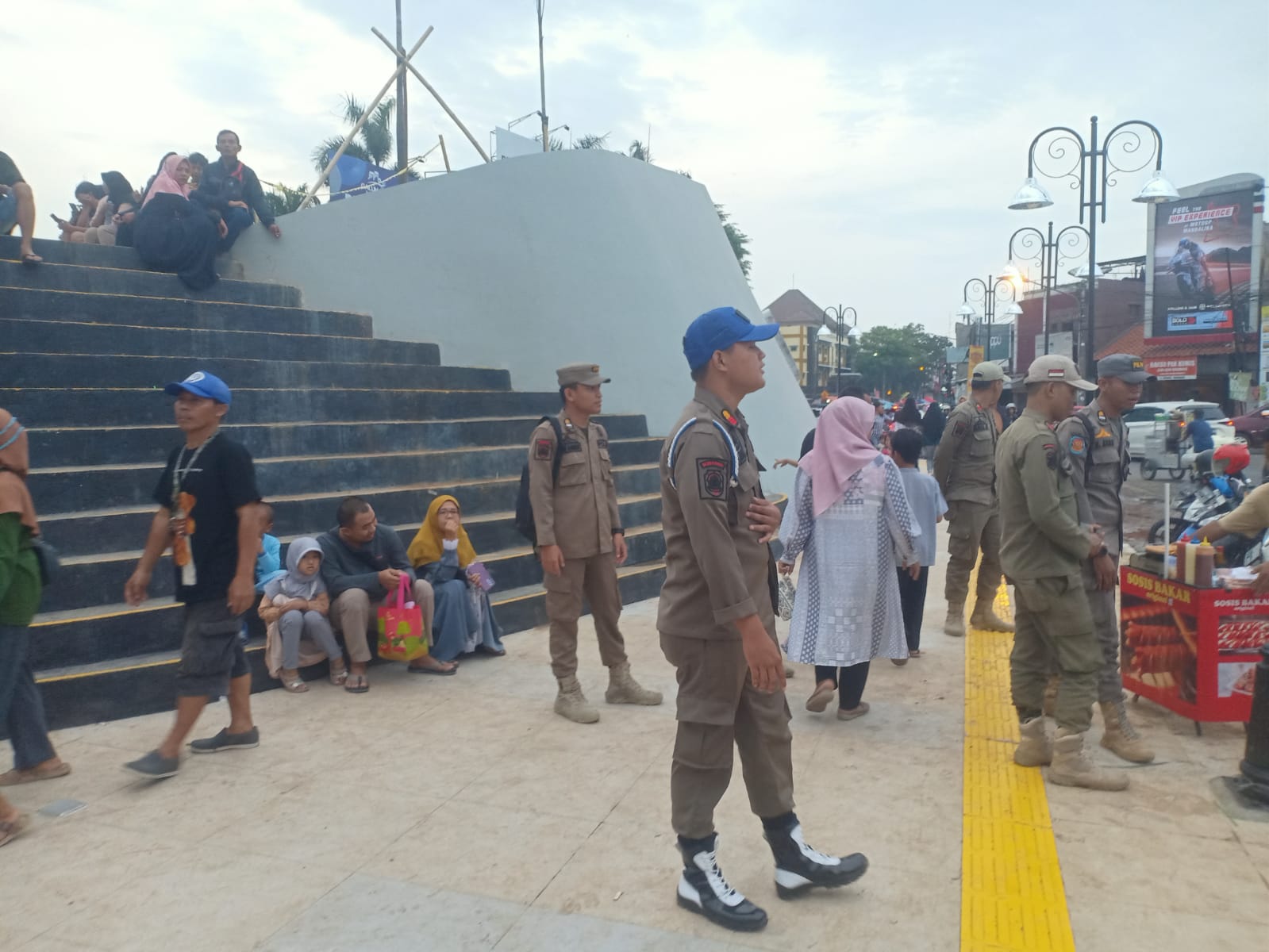 Alun-alun Karawang Mulai Diserbu Masyarakat, Satpol PP Dirikan Pos Jaga Stasioner