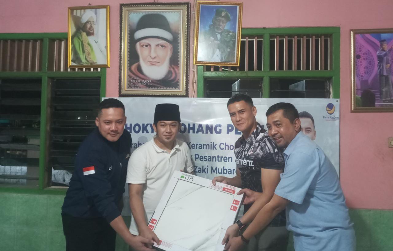 Choky Sitohang Peduli Serahkan Bantuan Keramik untuk Ponpes Al Hidayah Jatibening Baru