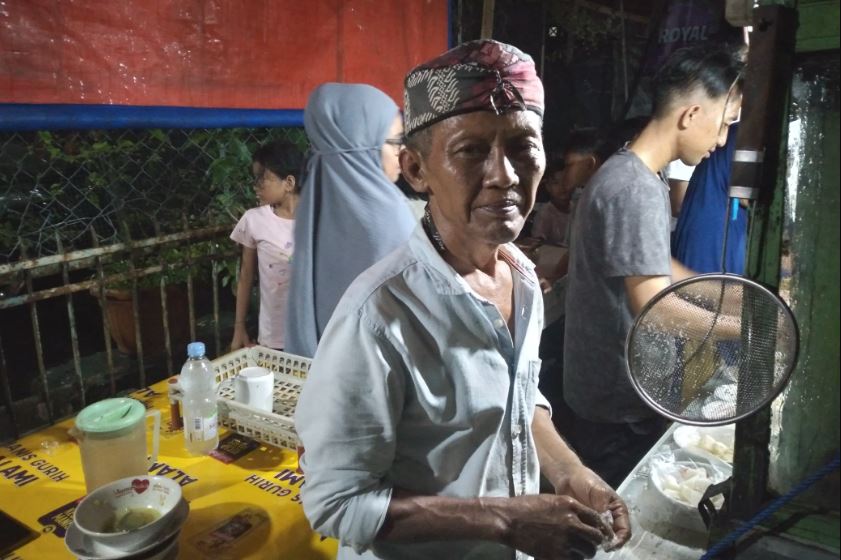 Pedagang Soto Ayam Dipinggir Jalan Kaget Didatangi Bupati Karawang Aep Syaepuloh, Terharu Mau Makan di Tempat