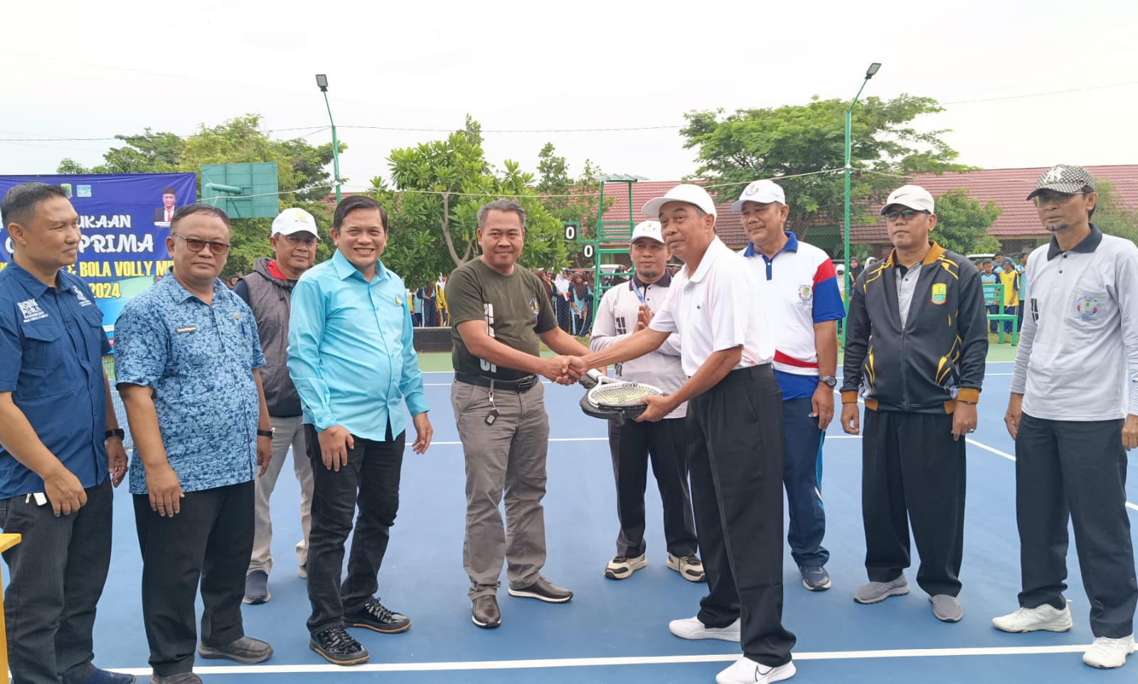 Galakkan Pembibitan Atlet di Sekolah, Ketua Umum Pelti Karawang Beri Bantuan Raket Tenis