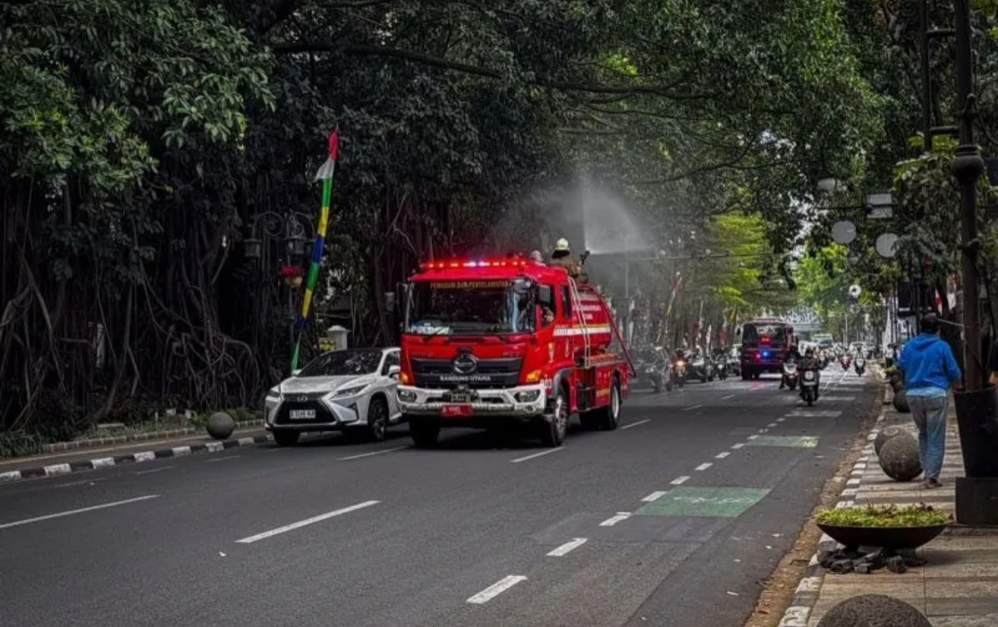 Kurangi Dampak Abu Vulkanik, Damkar Bandung Semprot Jalan Protokol