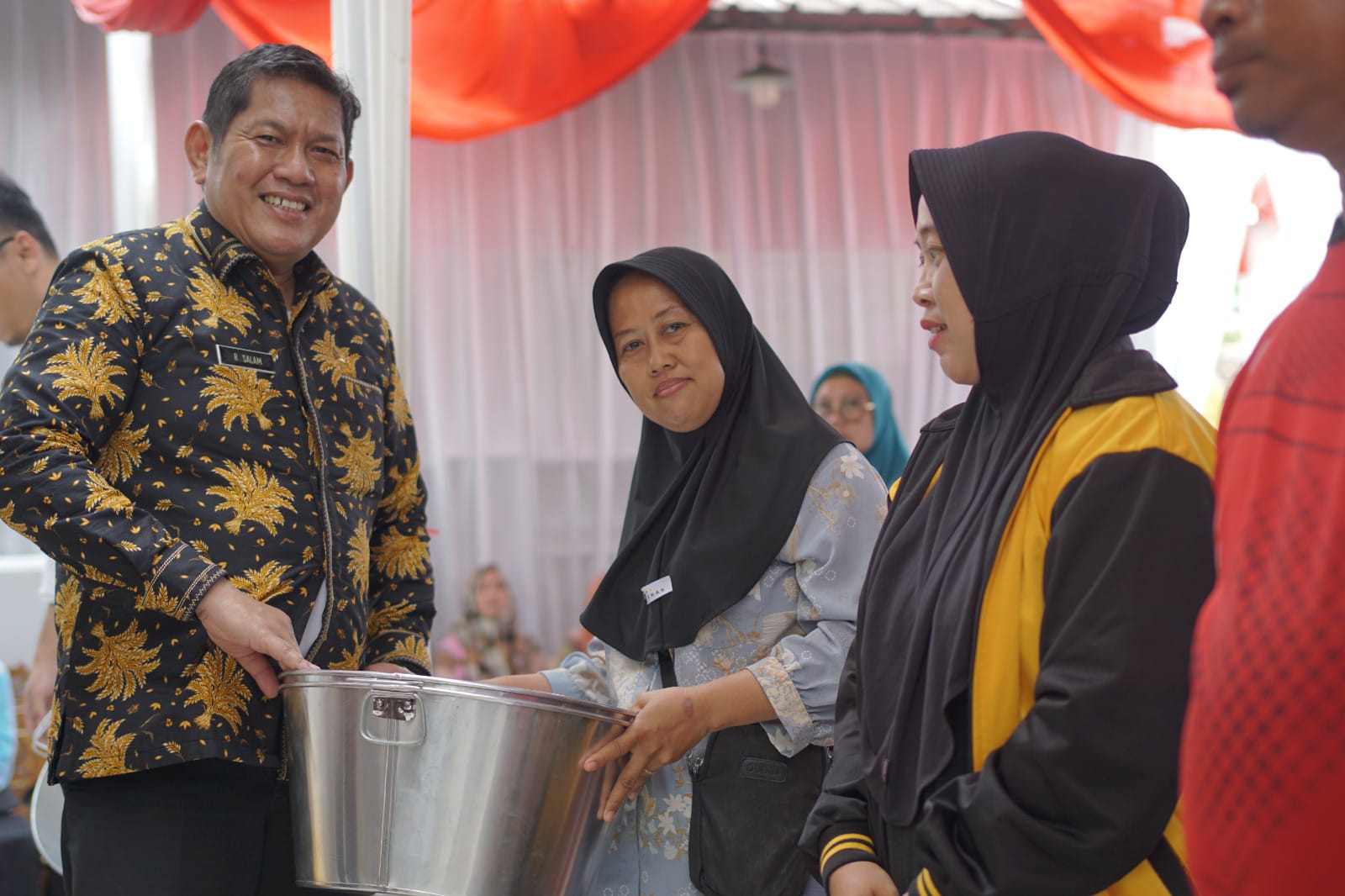 Dinas Perikanan Karawang Salurkan Alat Penunjang Produksi Kepada 500 Pelaku Usaha Pemindang Mikro dan Kecil