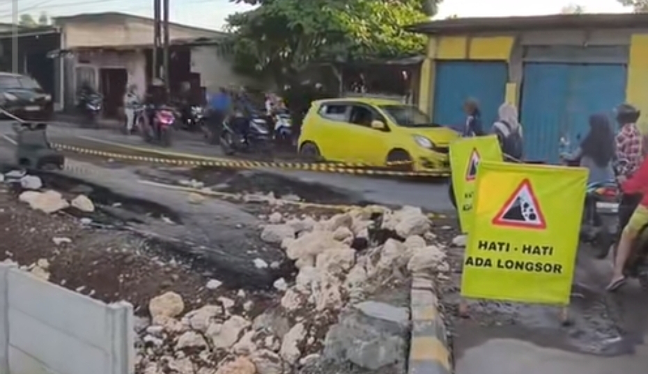 Belum Ada Perbaikan, Jalan Raya CBL Cibitung Muktiwari Ambles dan Bikin Antrean Tiap Hari