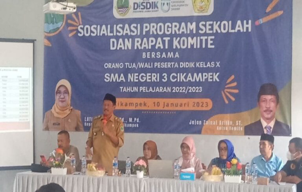 Wali Murid Bersama-sama Bangun SMAN 3 Cikampek