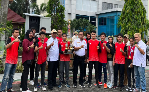 Kereen, Kontingen Muaythai Kota Bekasi Diberi Penghargaan oleh Plt Wali Kota