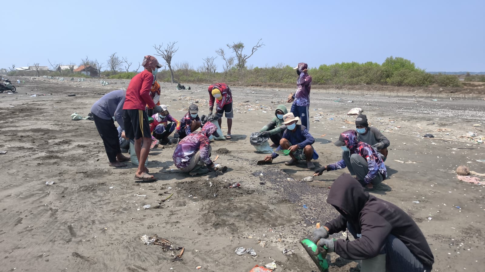 Beres Pesisir Sedari, Gerak Cepat DLH Karawang Kumpulkan 2,49 Ton Limbah di Pesisir Cemarajaya