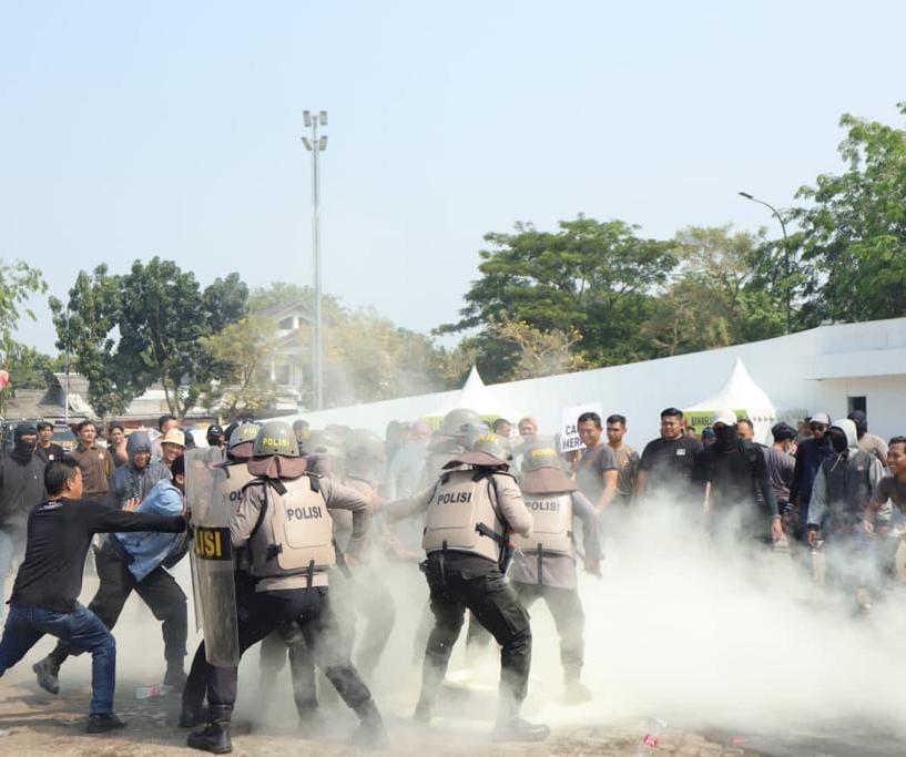 Simulasi Pengamanan Pemilu Polres Karawang Jika KPU Karawang Dikepung Massa   