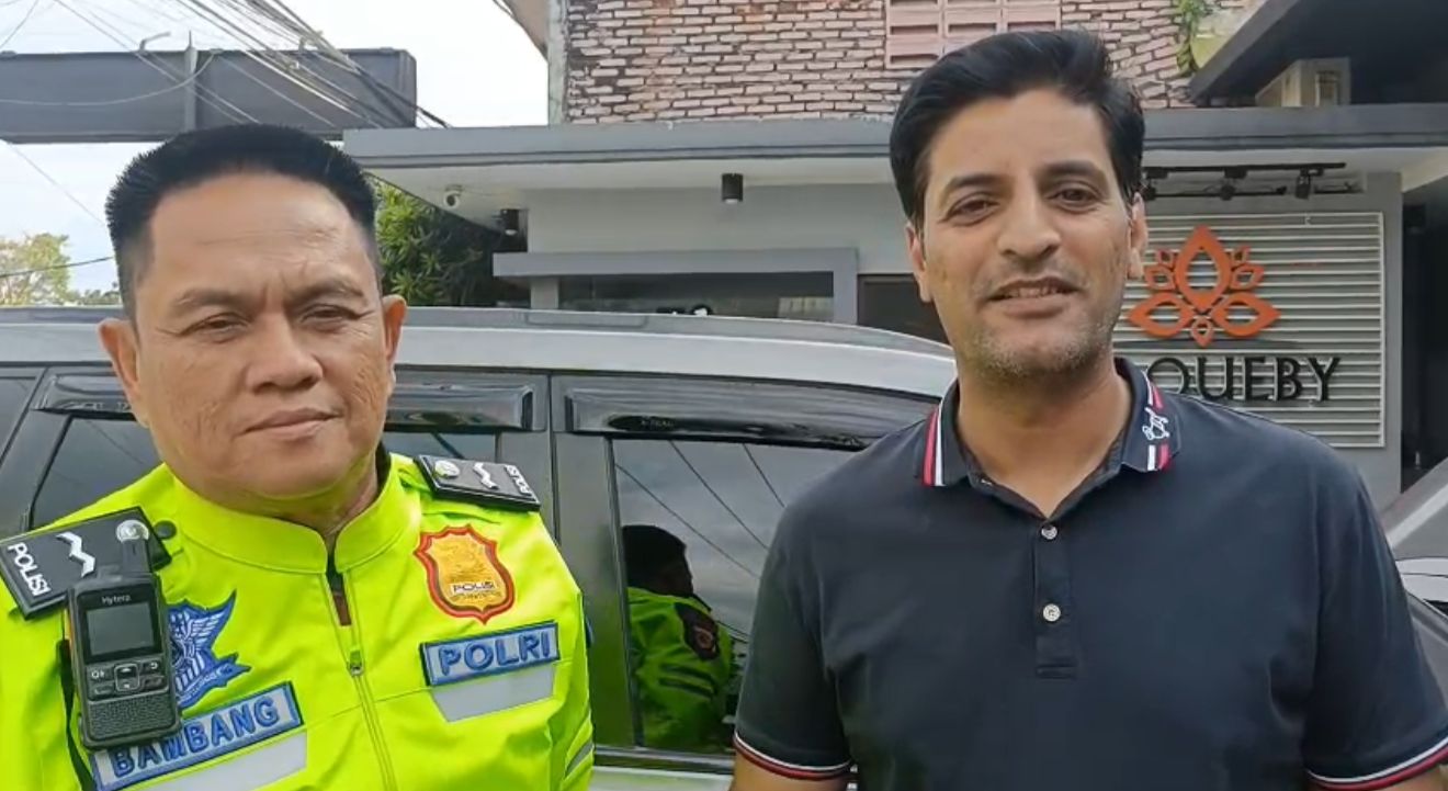 Polisi Karawang Bantu WN Pakistan yang Terjebak di Tol Japek