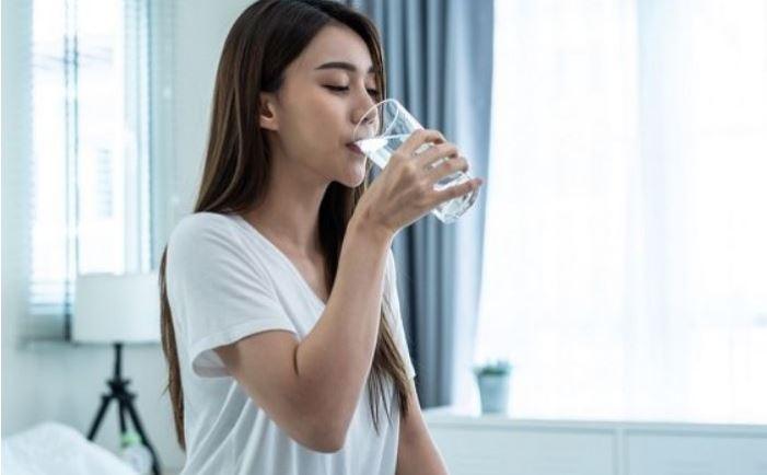 Mengatasi Sembelit Hingga Menetralkan Racun, Inilah 9 Manfaat Minum Air Hangat di Pagi Hari