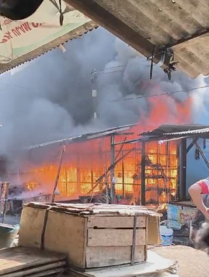 Diduga Disebabkan Arus Pendek Listrik, Pasar Swalayan Naga Tambun Selatan Kebakaran Hebat