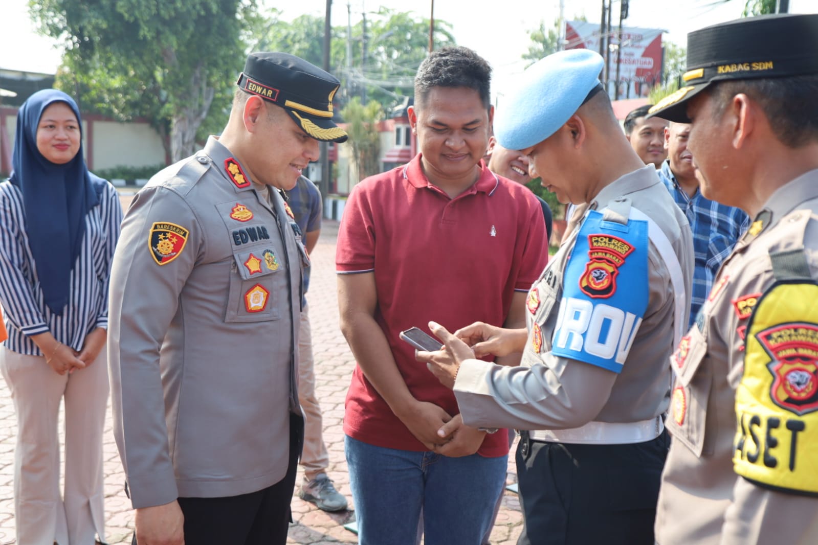 Pastikan Personil Tidak Terlibat Judi Online, Kapolres Karawang Laksanakan Pemeriksaan Ponsel