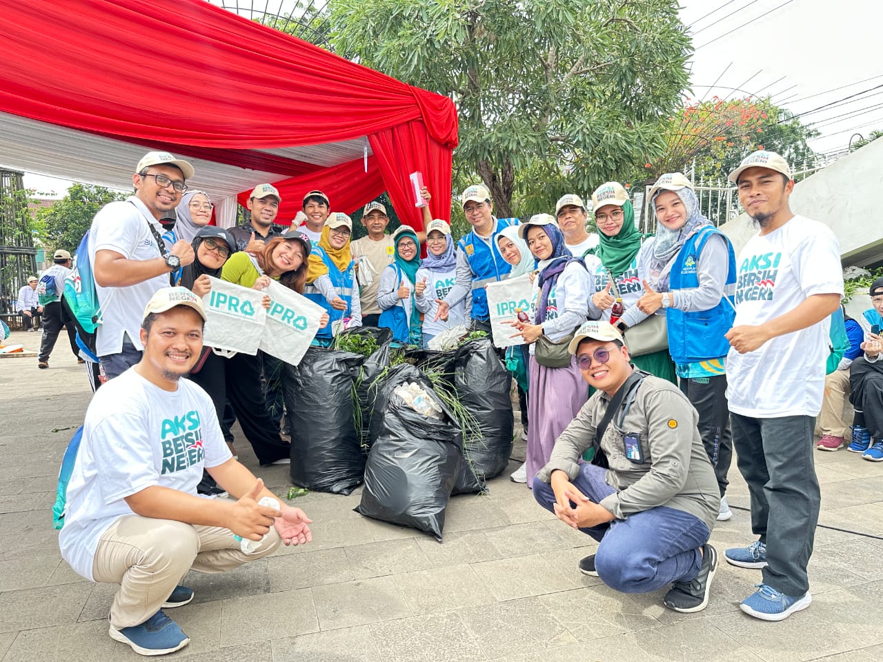 PLN UP3 Karawang Konsisten Jaga Lingkungan, Dukung Aksi Bersih Negeri Bersama Menteri LHK