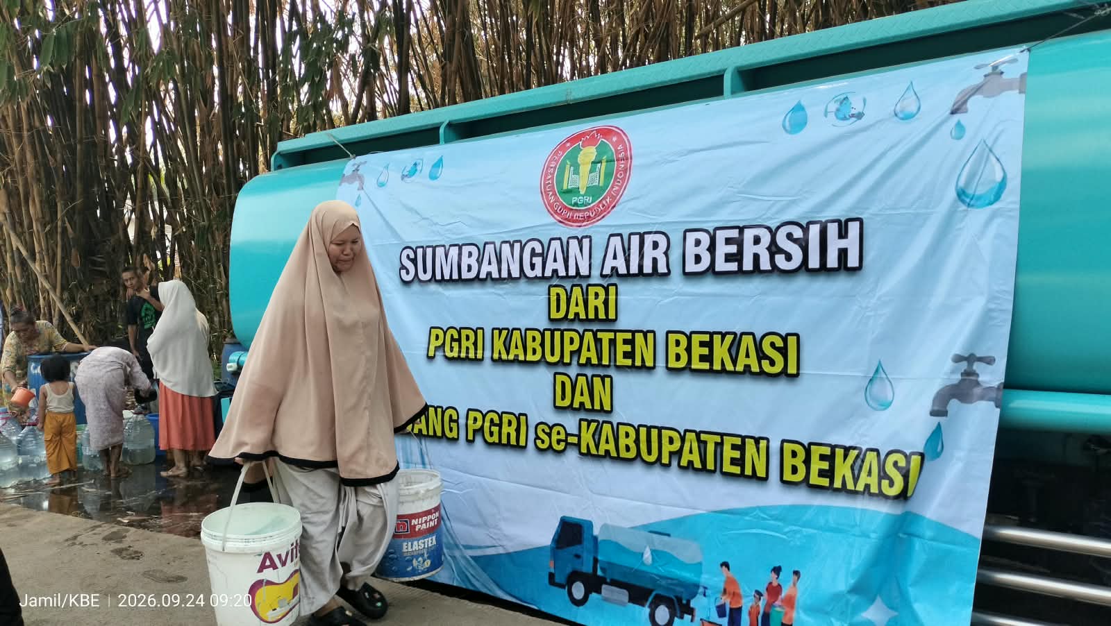 Krisis Air Bersih Bekasi, PGRI Kirim Ribuan Liter Air ke Desa-desa Cibarusah