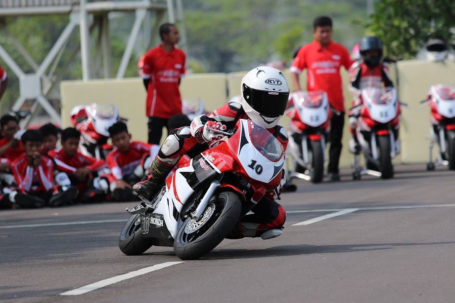 Pebalap Belia Astra Honda Racing School Ikuti Program Pembekalan Kelas Dunia