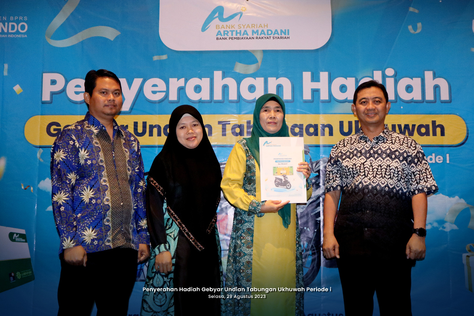 PT BPR Syariah Artha Madani Serahkan Hadiah Tabungan Ukhuwah Kepada Empat Nasabah Beruntung