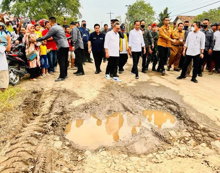 Disiapkan Helikopter Tinjau Jalan di Lampung, Tapi Jokowi Pilih Naik Mobil Pilih Jalur Jalan Rusak?