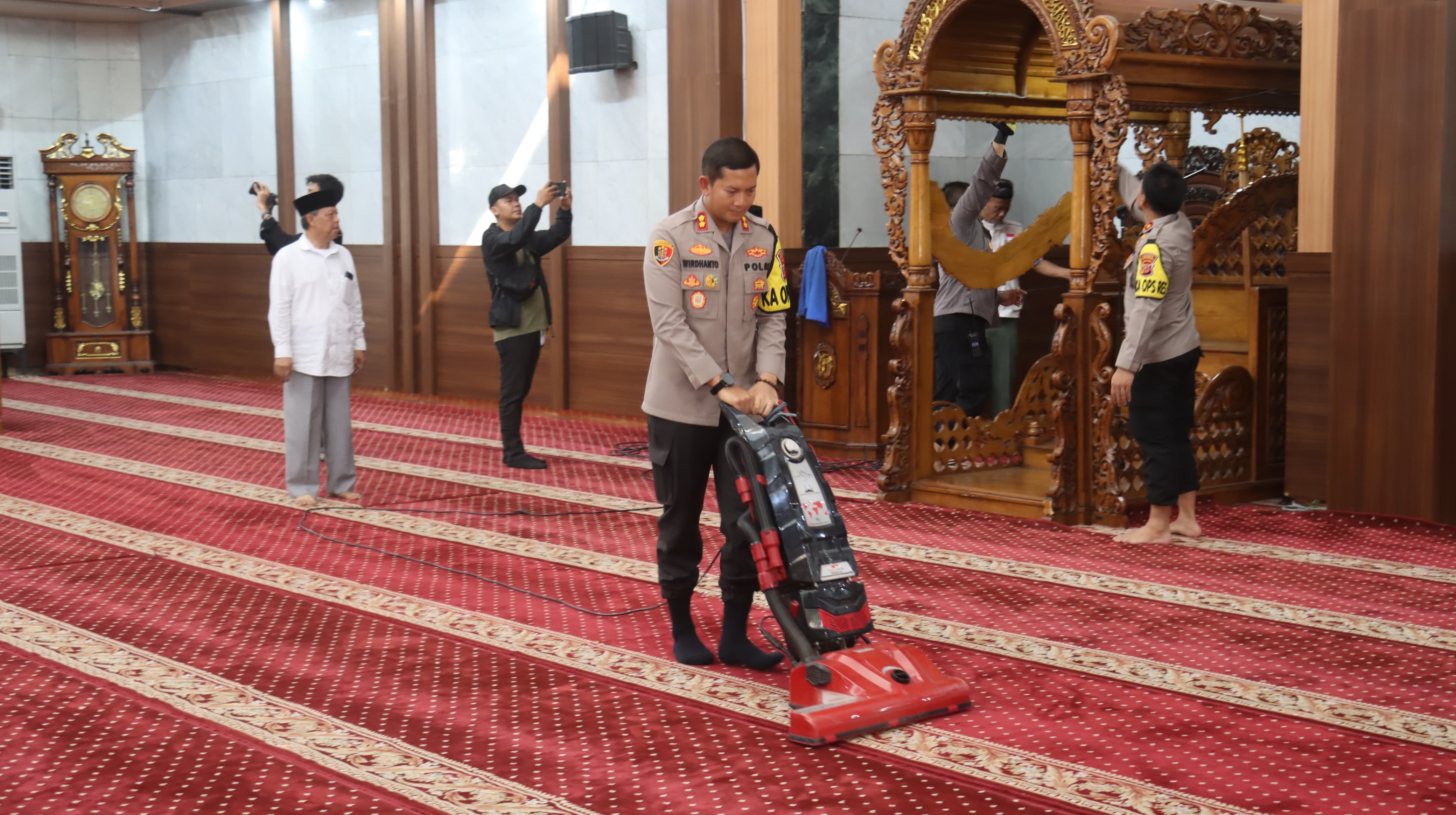 HUT ke-78 Bhayangkara, Polres Karawang Gelar Bakti Religi dan Salurkan Bantuan Sosial di Masjid Agung Karawang