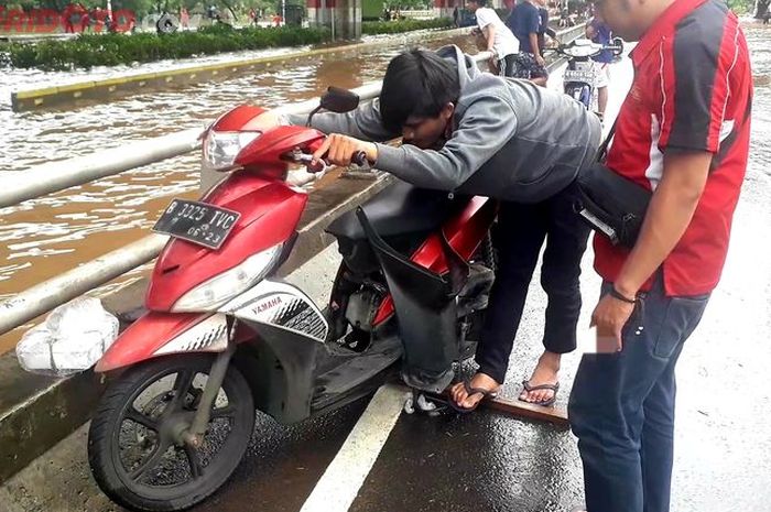 Inilah 4 Tips Ampuh Menghidupkan Motor yang Mogok Akibat Menerabas Genangan Banjir