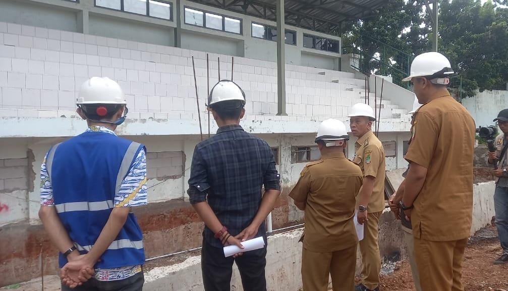 Sidak Proyek Rehab Stadion Singaperbangsa, Bupati Aep Tegaskan Harus Selesai Tepat Waktu