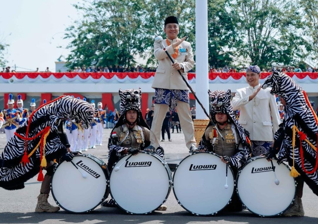 Bupati Karawang Beraksi Bareng Drum Band IPDN, Suasana HUT ke-391 Makin Meriah!