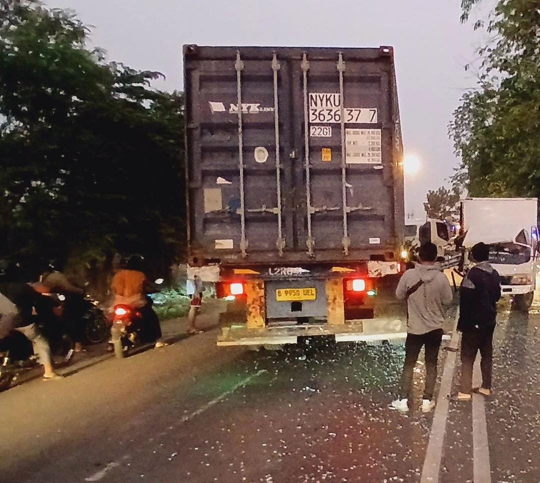 Diduga Mengantuk, Truk Box Adu Banteng Kontainer di Jalan Surotokunto, Pengemudi Luka-luka Dibawa ke RSUD