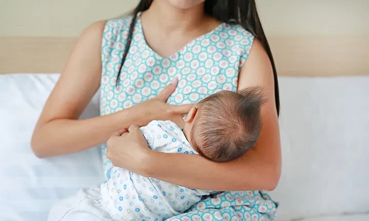 Tenang Moms, Begini Cara Menangani Bayi Muntah Karena GERD