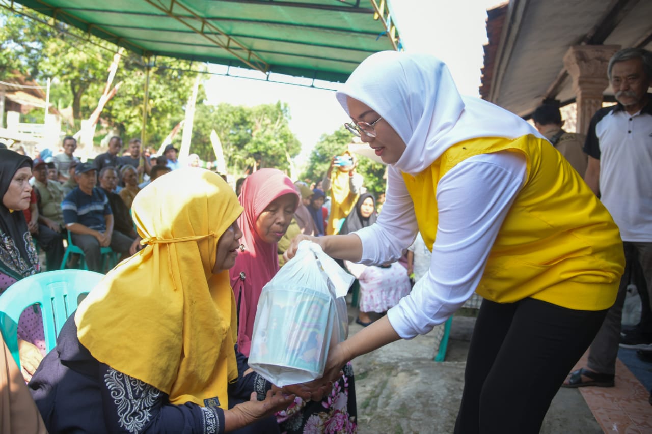 Ganti Bau Kompensasi Perlintasan Armada Sampah, Ambu Anne Sebar Ratusan Paket Sembako