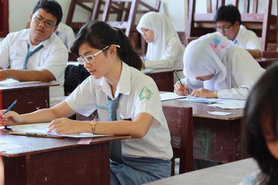 Inilah Perbedaan Belajar di Sekolah dan Tempat Bimbel: Metode, Materi, Tujuan 