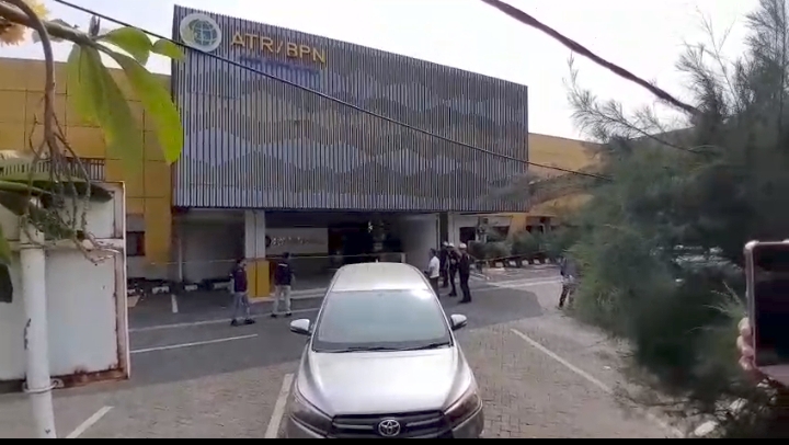 Puslabfor Mabes Polri Olah TKP Kebakaran Kantor BPN Karawang