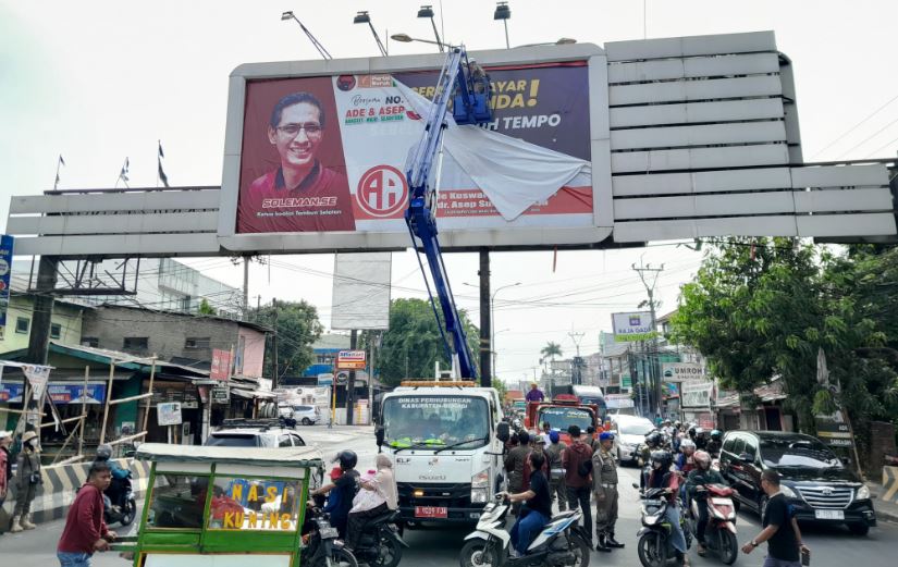 Masa Tenang Pilkada 2024, Tim Gabungan Tertibkan Semua APK yang Terpampang di Kabupaten Bekasi