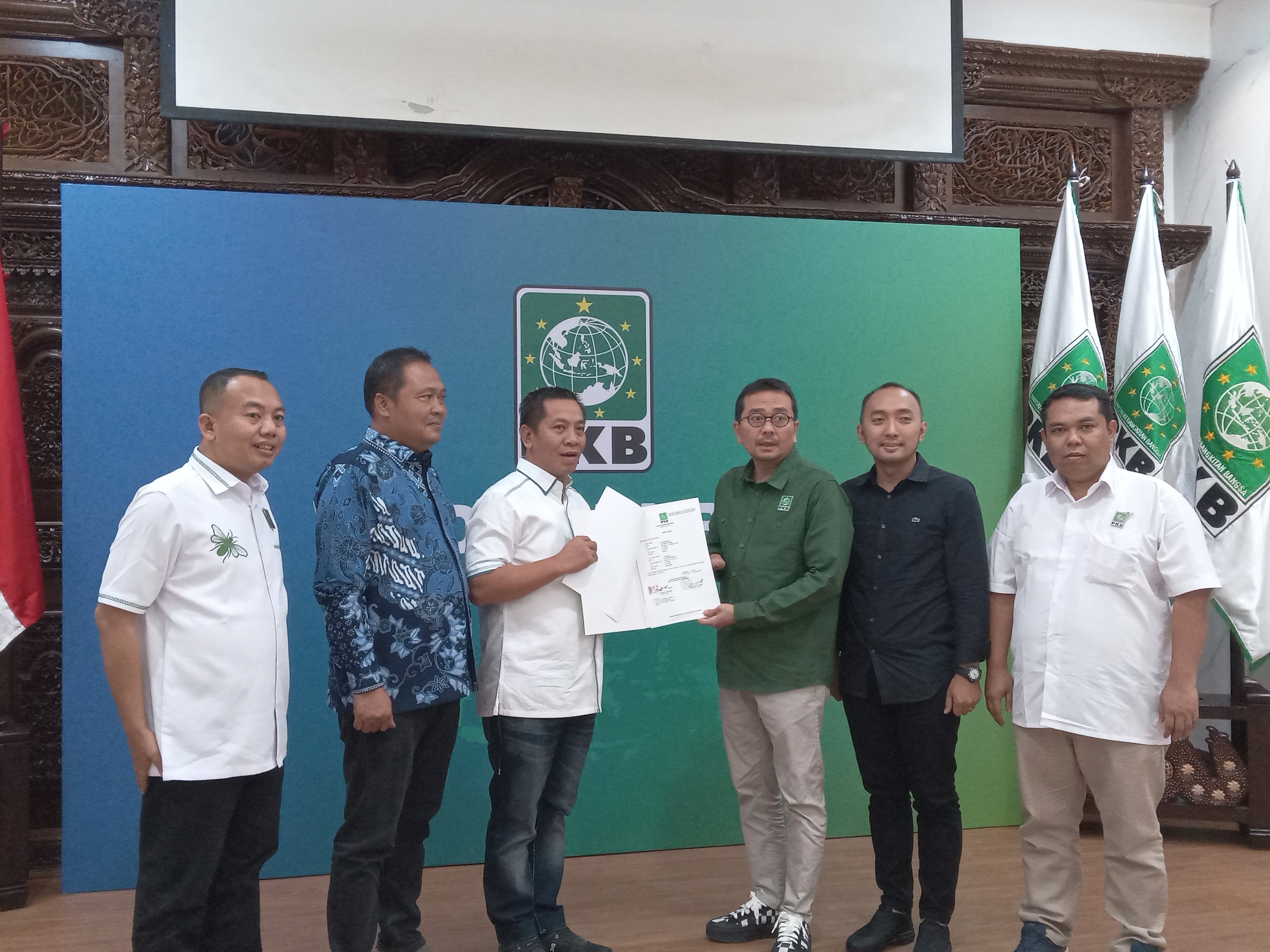 PKB Serahkan B1KWK Kepada Paslon H. Aep Syaepuloh-H. Maslani di Pilkada Karawang 2024