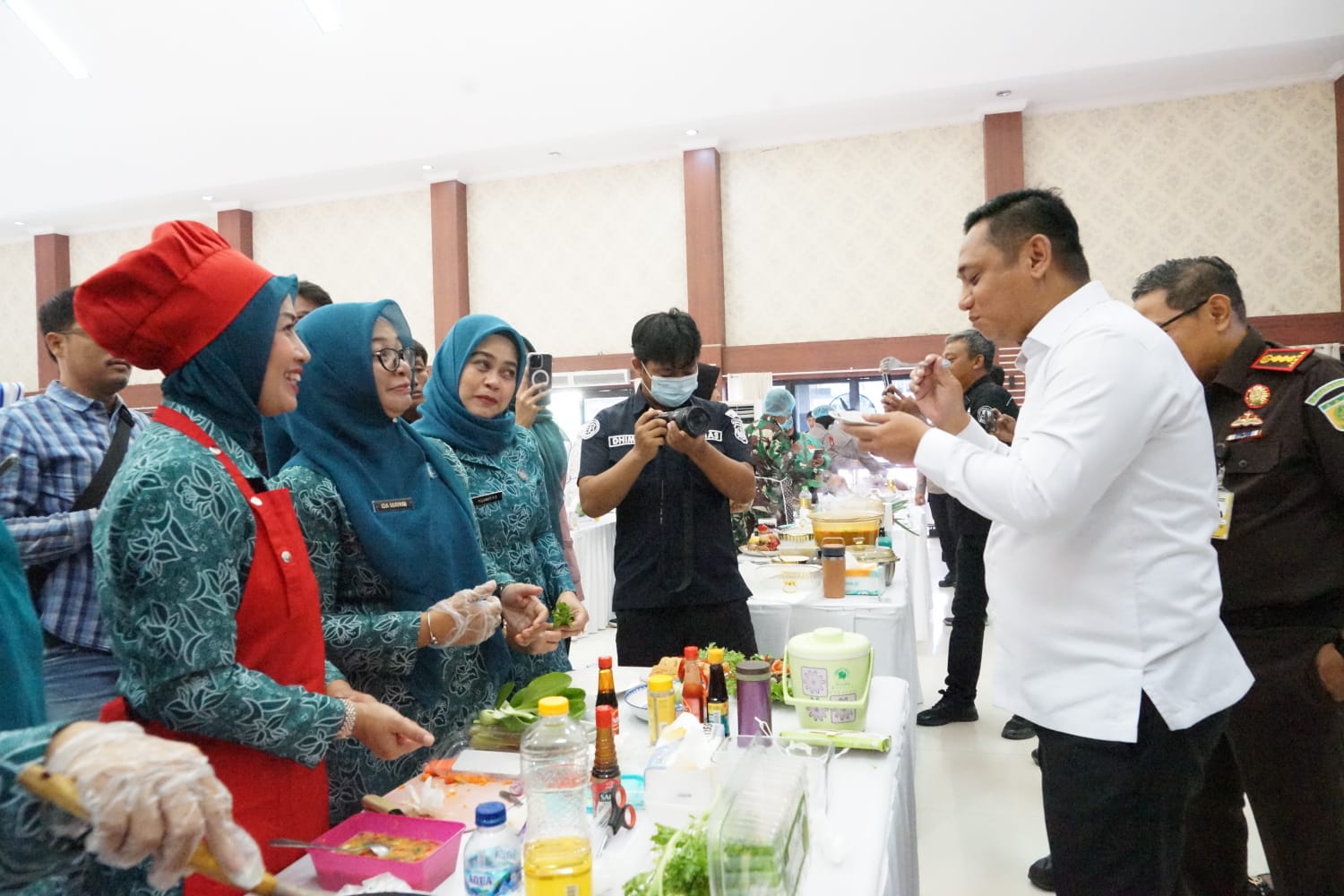 Asep Cicipi Masakan Kapolres dan Istri