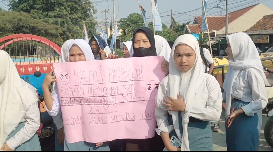 Puluhan Siswa Baru Batal Masuk SMK Negeri 1 Tambun Utara, Orang Tua Kesal, Demo dan Kunci Gerbang Sekolah