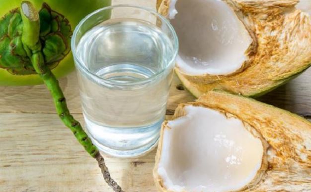 Bukan Hanya Segar dan Menyehatkan, Ini 5 Manfaat Minum Air Kelapa Muda saat Buka Puasa