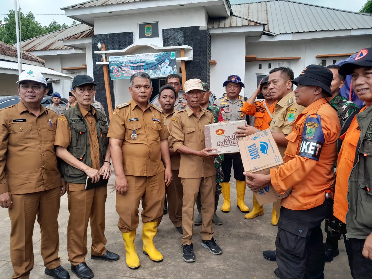 Pemkab Karawang Berikan Bantuan Logistik ke Masyarakat yang Terdampak Banjir Rob di Wilayah Pesisir Utara