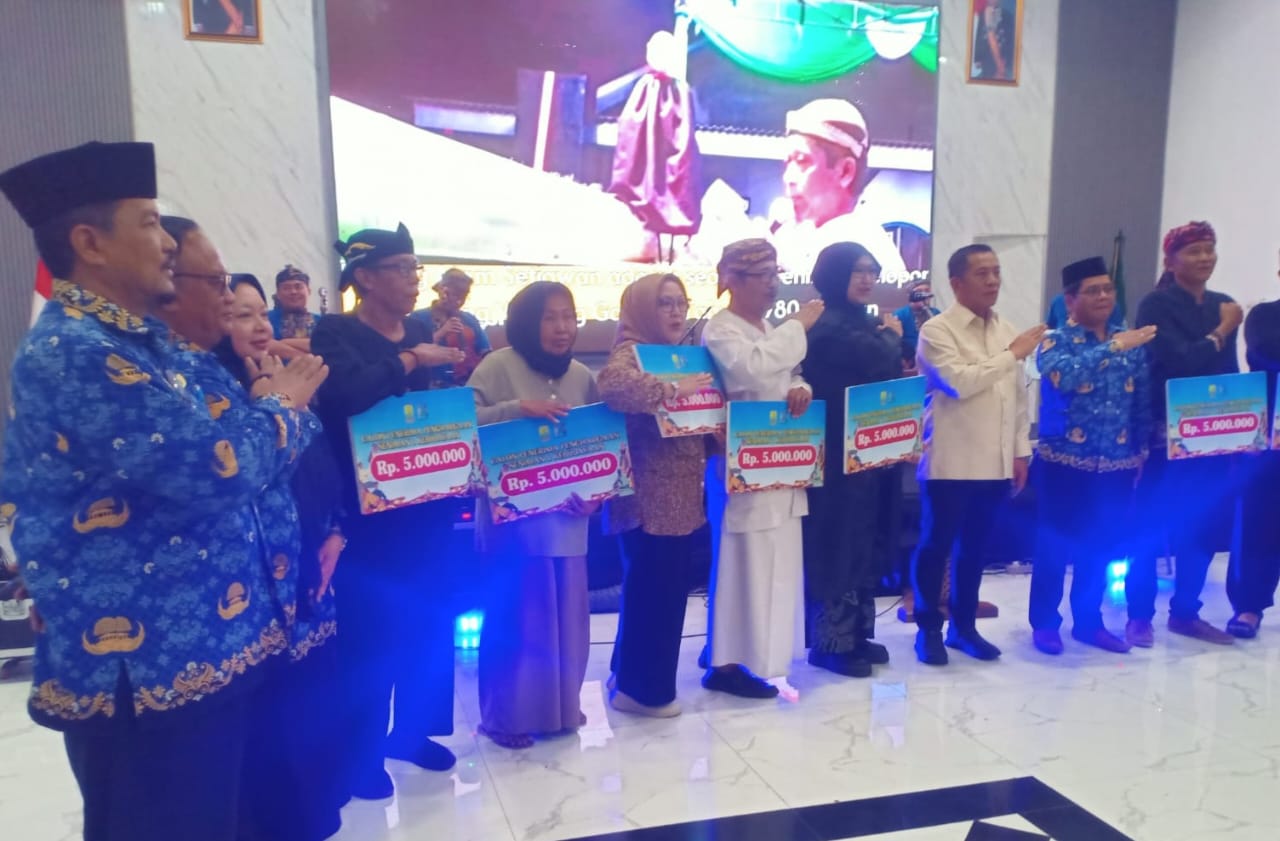 Seniman dan Budayawan Karawang Terharu Diberi Penghargaan Oleh Bupati