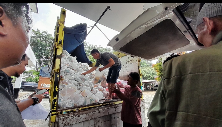 Sembako Rp40 Ribu Diserbu Warga Bekasi