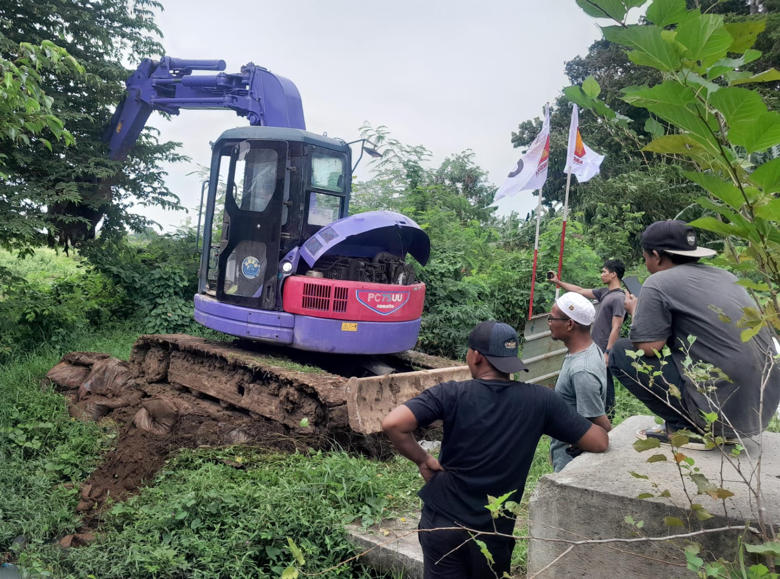 HUT ke-17, Ketua DPC Partai Gerindra Ajang Supandi Gelar Baksos Pengerukan di Grand Permata Residence