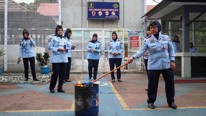 Lapas Perempuan Kelas II A Kota Bandung, Musnahkan Ponsel Hasil Sitaan di Ruang Tahanan